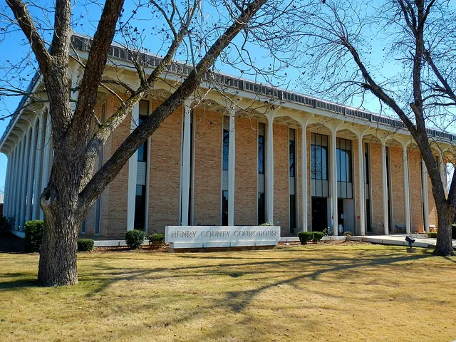 This is a photograph of the courthouse in Henry County, Alabama.