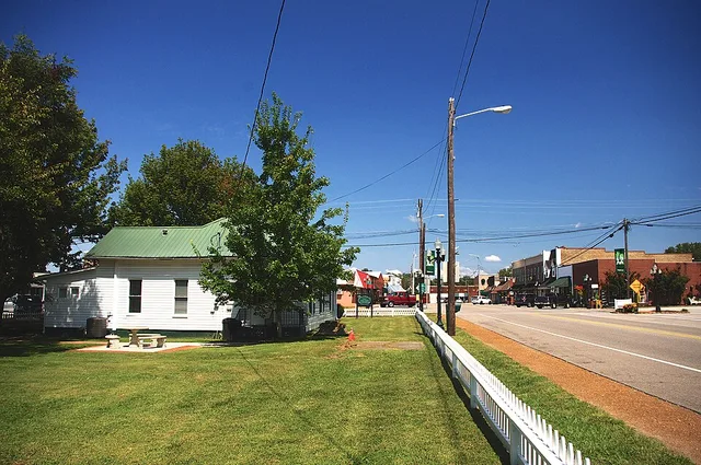 Town Hall (left) and Ardmore Avenue (Alabama State Route 53) in Ardmore, Alabama, United States.
