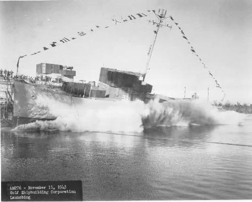 The U.S. Navy minesweeper USS Pivot (AM-276) is launched at the Gulf Shipbuilding Corporation, Chickasaw, Alabama (USA), on 11 November 1943. In the background is USS Pledge (AM-2...