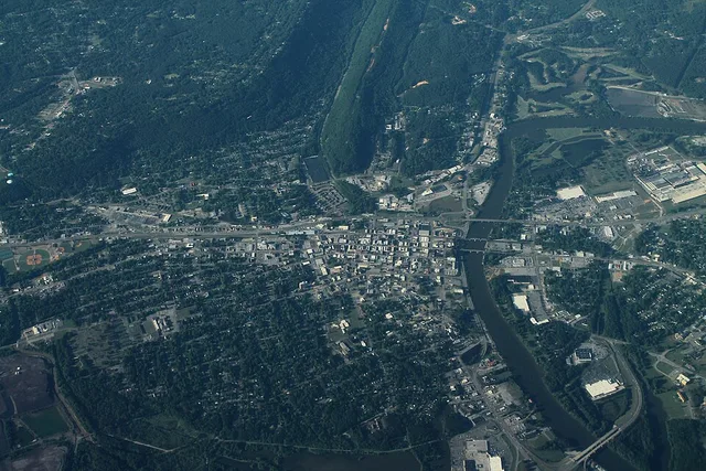 Flying over the city of Gadsden, Alabama in May of 2016. Gadsden, Alabama - Aerial (51157939914).jpg