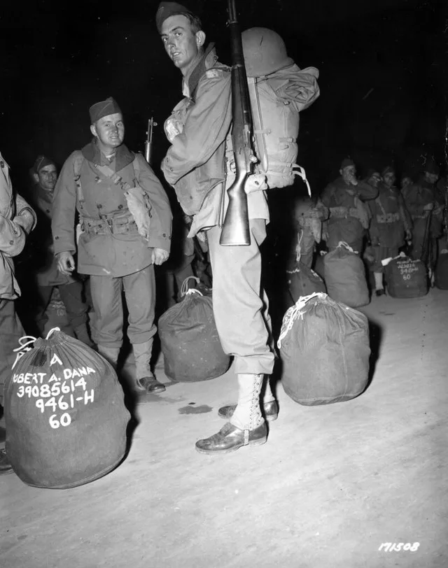 SC 171508 - The 'long, lean guy' is Pvt. James Cook of Millport, Alabama embarking for overseas. 28 January, 1943.
