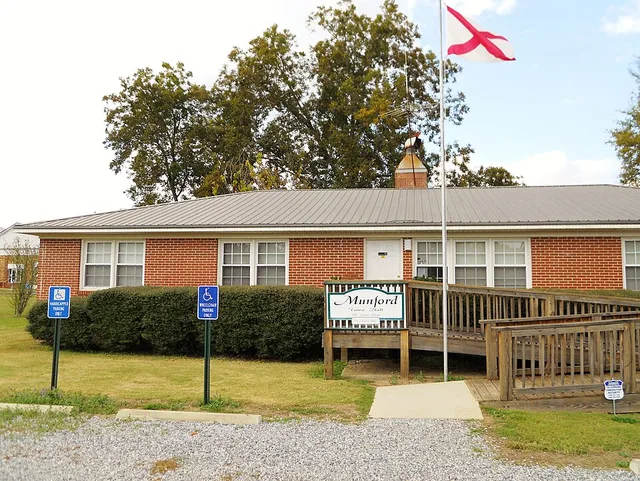 This is a photograph of the town hall in Munford, Alabama.