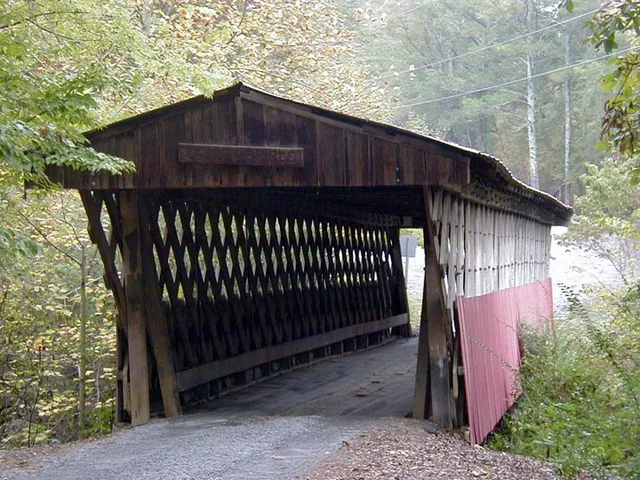 A photo of the Easley Covered Bridge in Blount County, Alabama. Image was taken by M.L. Devall in October 2004.