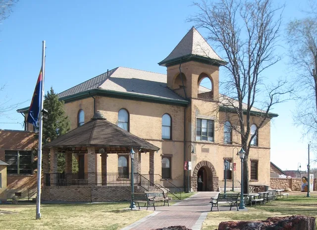 Navajo County courthouse in Holbrook , Arizona .