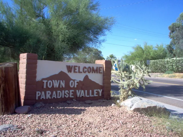 Welcome sign in Paradise Valley Arizona