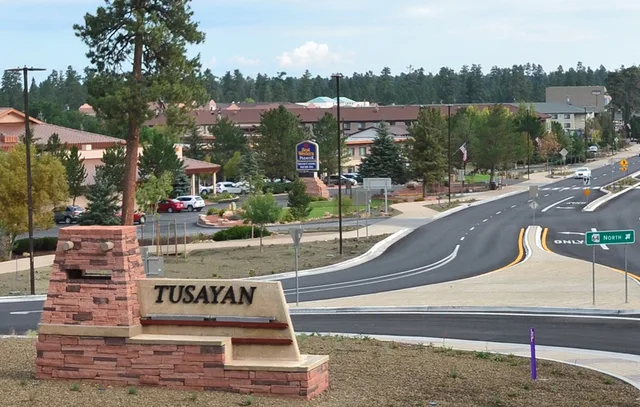 A closer look at the image File:Roundabout at entrance of Tusayan.jpg