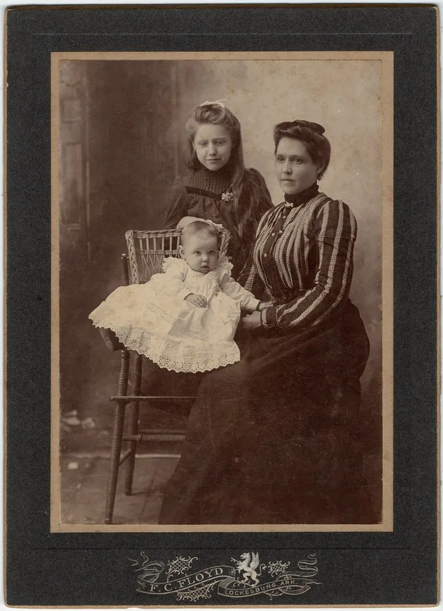 'Ida George and daughters Pearl George and Mable George' - verso