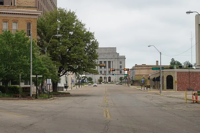 State Line Avenue in Texarkana , Arkansas , and Texarkana , Texas ( United States ).