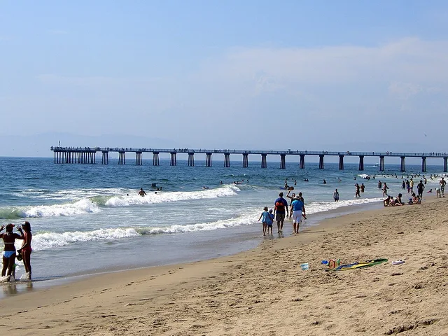 Typical Hermosa Beach on a summer day taken July of 2006 Photographed and uploaded by user Estrategy