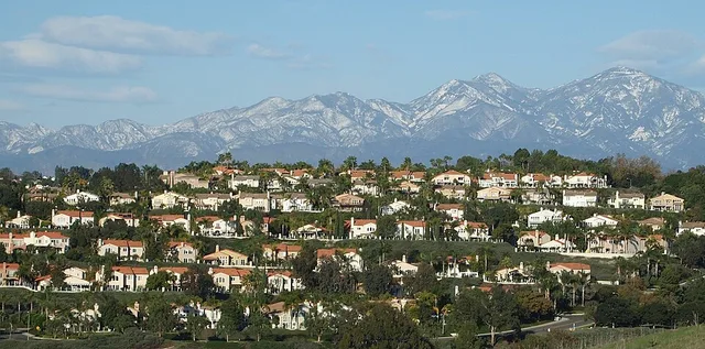 Rows of look alike tract homes in Laguna Niguel with the Santa Anas behind them