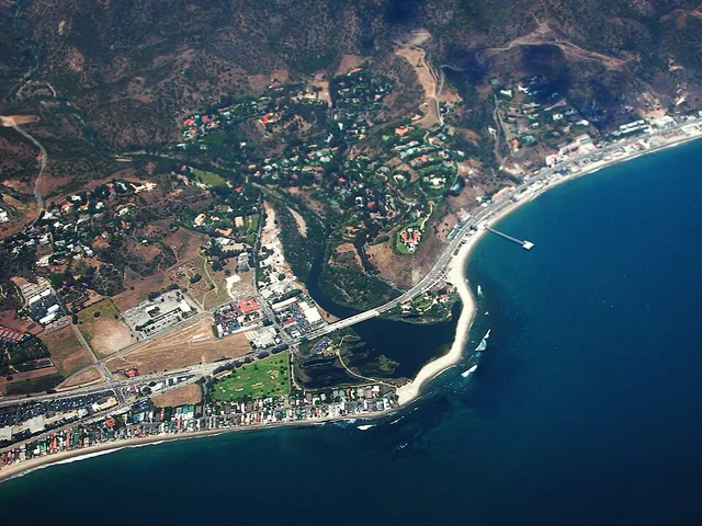 Downtown Malibu. The Colony is on the left. Central is Malibu Lagoon, the estuary of Malibu Creek. It is surrounded by Malibu Lagoon State Beach . https://www.Flickr.com/photos/do...