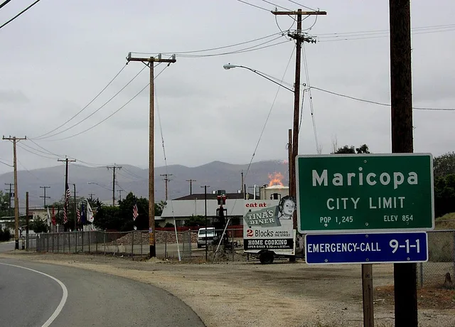Maricopa, California, May 2008, photo by Antandrus ; GFDL