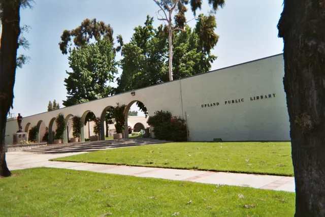 Upland City Hall (left) and Upland Public Library (right). The statue of en:George Chaffey is visible on the far left. Taken June 18, 2006.