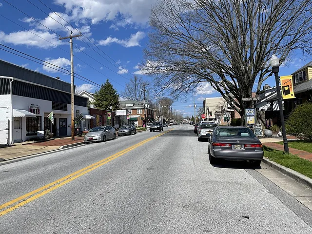 Northbound Brandywine Boulevard past the intersection with Grove Avenue in Bellefonte, Delaware