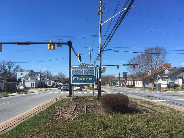 Westbound Delaware Route 2 (Kirkwood Highway) at the intersection with Poplar Avenue in Elsmere, Delaware