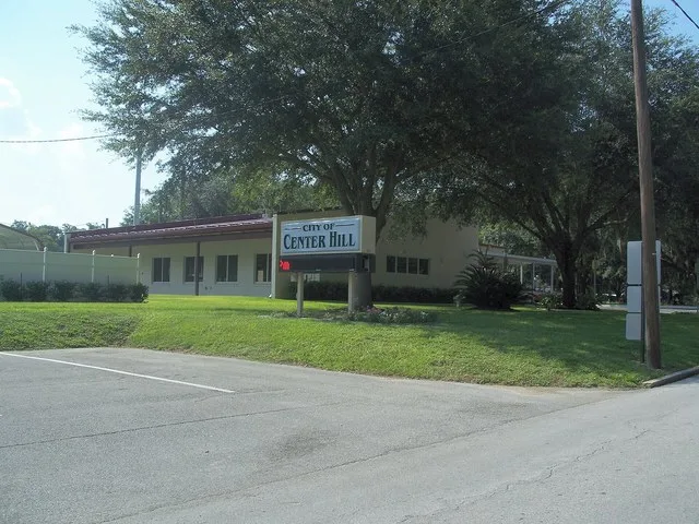 Center Hill, Florida : Police station and city hall.