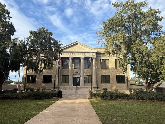 Leesburg City Hall in Leesburg, Florida.