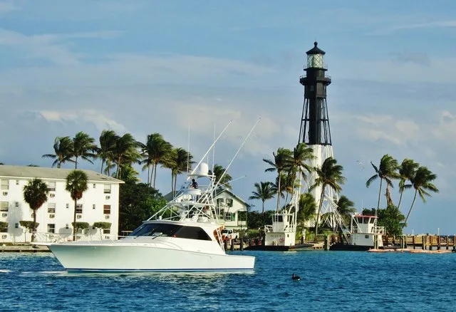 Bateau pénétrant dans l'Inlet de Lighthouse Point, Florida. Boat sailing in the Inlet