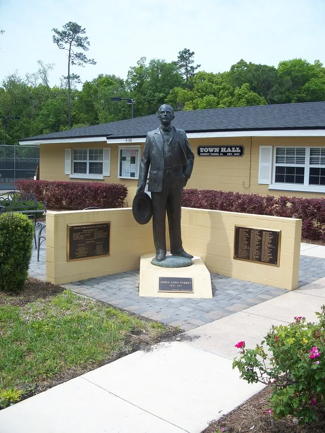 Penney Farms, Florida : Statue of J.C. Penney outide city hall.