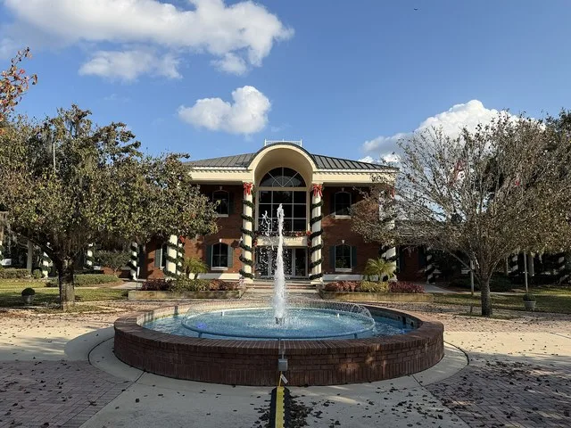 Wildwood City Hall and fountain in Wildwood, Florida.