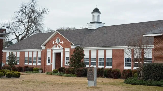 Cochran Municipal Building in Cochran, Georgia, U.S. The Bleckley County courthouse is to the left and the school is to the right.