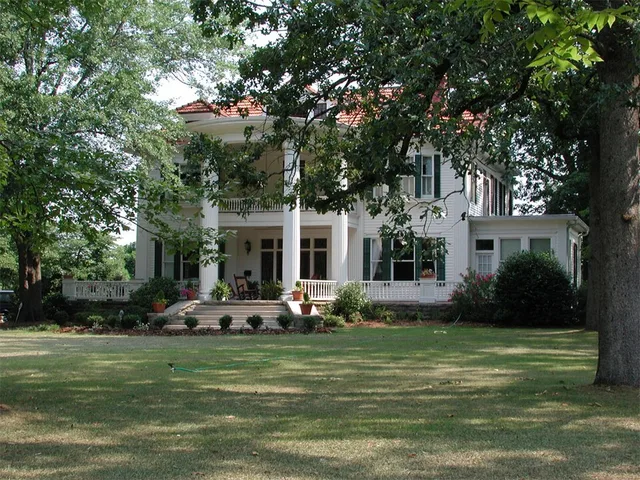 A home along Elberton's Heard Street near the downtown area.