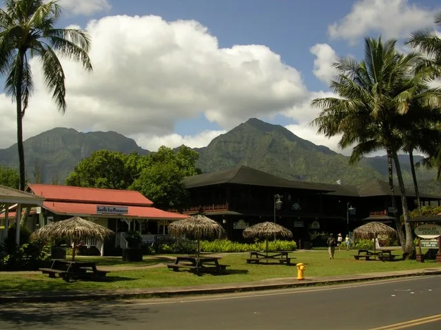 Hanalei Town, Kauai with a view of Mt. Namolokama* and Mt. Mamalahoa. Photo by Caracas1830 (2006)