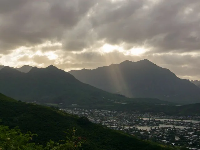 A mountain view from Ka‘iwa Ridge Trail (Lanikai Pillbox)