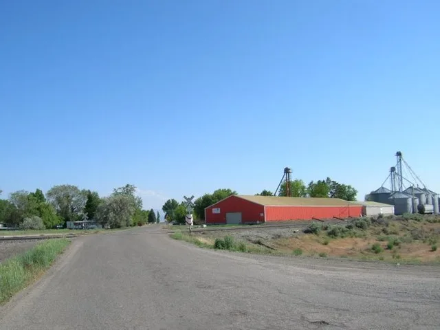 Acequia, Idaho as seen from Idaho State Highway 24. Taken by Faustus37 , 25 May 2006.
