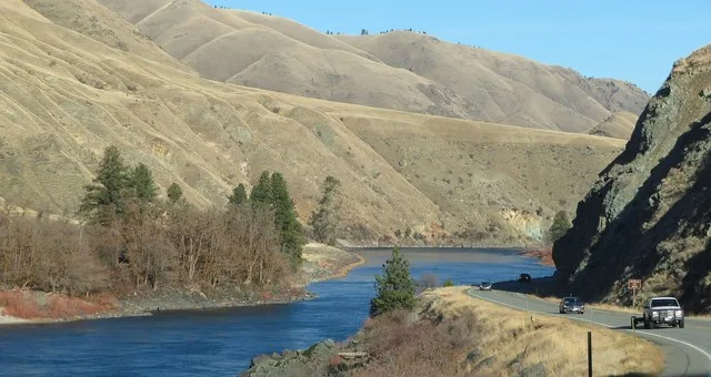 The Salmon River is located in Idaho in the northwestern United States. The Salmon is also known as "The River of No Return". It flows for 425 miles (685 km) through central Idaho...