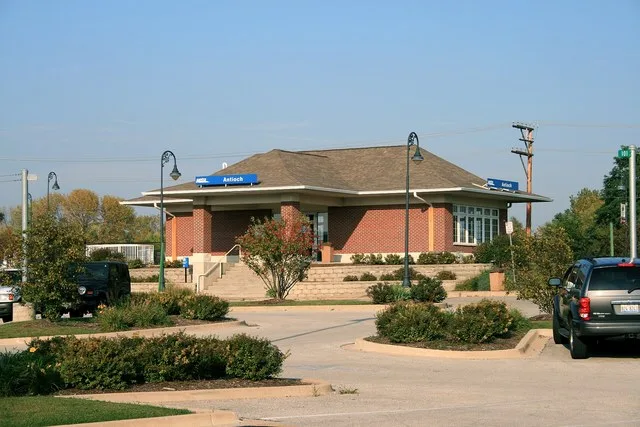 A photograph of the Antioch, IL Metra station.