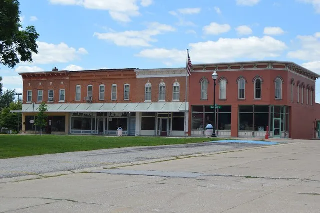 Buildings on the western side of the public square in Barry , Illinois , United States . The square and surrounding buildings comprise the Barry Historic District , a historic dis...
