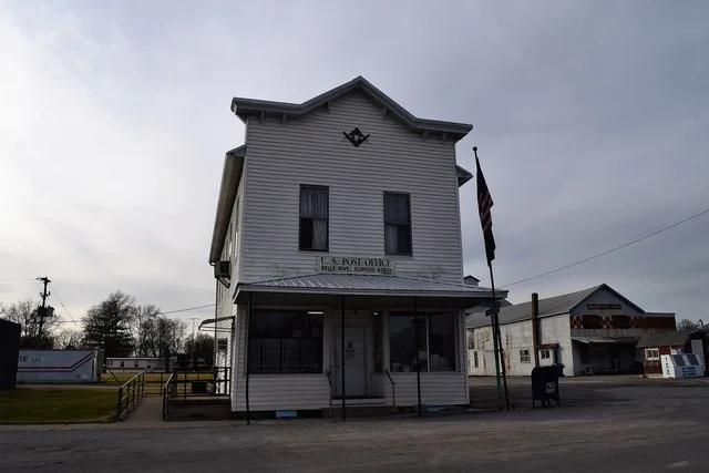 The U.S. post office in Belle Rive, Illinois .