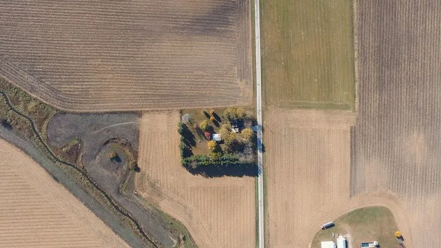 Bonfield, Illinois, USA (41°9'54.9 N 88°4'6.6 W) by Ryan Spencer 2017