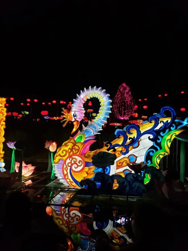El Festival Internacional de Luces Chinas (también conocido como Festival de las Linternas Chinas de Sichuan o Fesiluz), realizado entre el 28 de noviembre de 2019 y el 28 de febr...