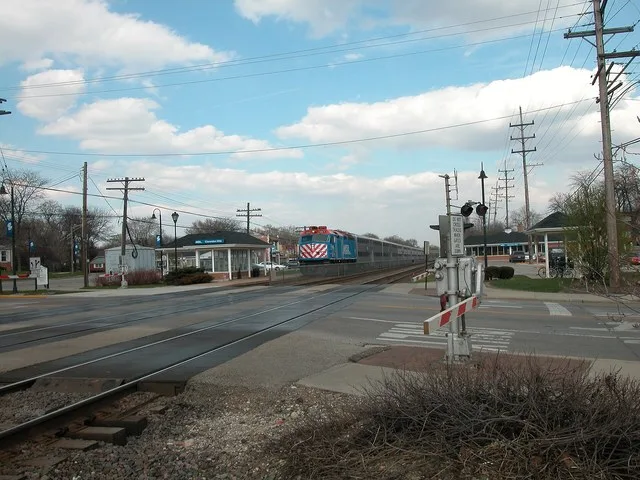 Clarendon Hills Metra station in w:Clarendon Hills, Illinois .