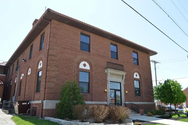 Front and eastern side of City Hall in Clinton , Illinois , United States . Located at 118 W. Washington Street, it was built in 1923.