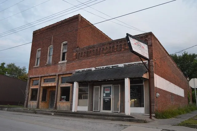 Buildings on the southern side of Blue Avenue ( Illinois Route 166 ) in central Creal Springs , Illinois , United States .