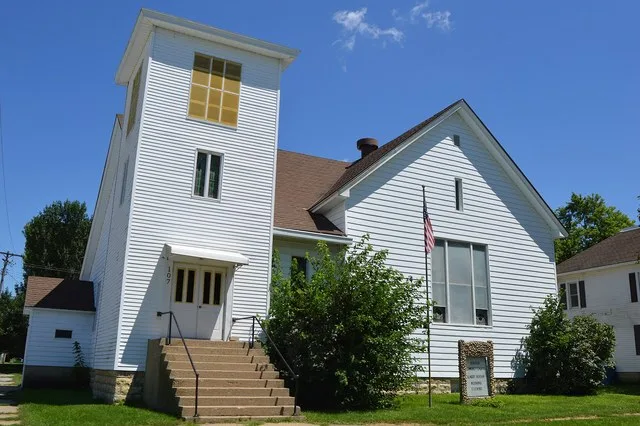 Front of the Donovan Community Church, located at 107 Raub Avenue ( U.S. Route 52 ) in Donovan , Illinois , United States .
