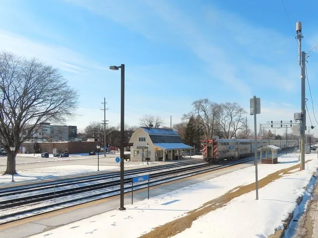 20230204 02 Metra @ Fairview Ave.