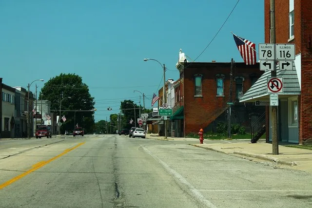 East Fort Street ( Illinois Route 116 and Illinois Route 78 ) westbound near East Street, a block and a half east of route split at Main Street in Farmington, Illinois .