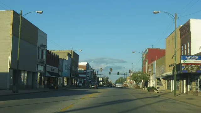 Looking eastward in the 100 block of W. North Avenue in Flora , Illinois , United States .