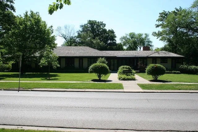 Kenilworth Club building in Kenilworth, IL