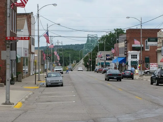 5th Street, Lacon, Illinois . 5th Street ( en:Illinois Route 17 ) looking west from Broad Street to the Lacon Bridge.