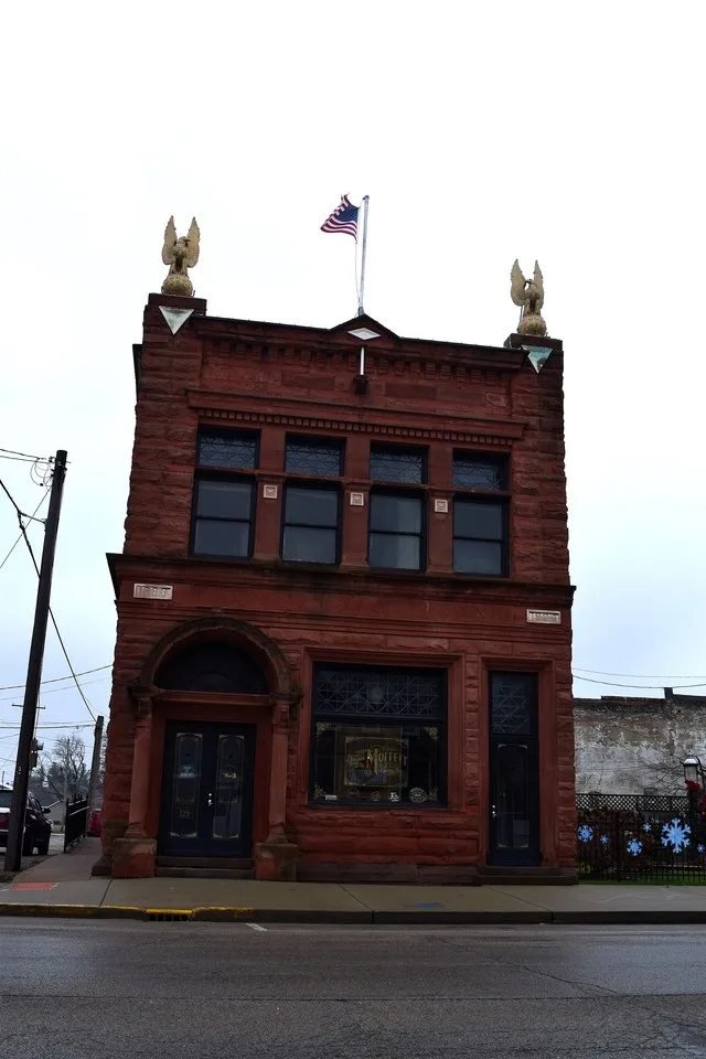 The Farmers State Bank building in Mason City, Illinois .