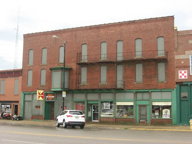 Front of the Starr Hotel , located at 1913-1923 Western Avenue in Mattoon , Illinois , United States . Built in 1888, it is listed on the National Register of Historic Places .