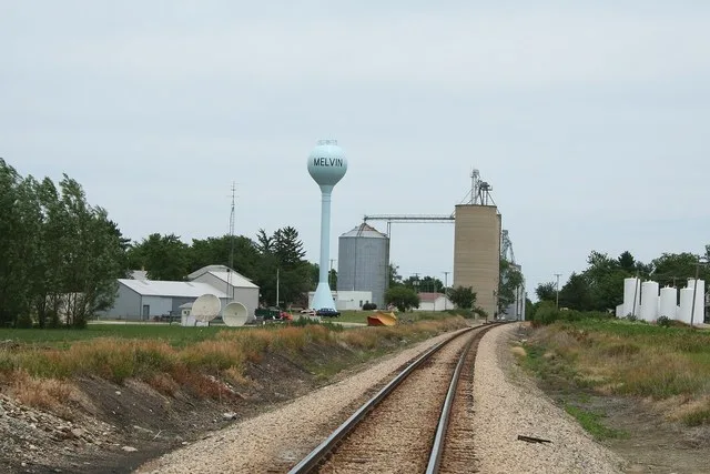Melvin_Illinois_water_tower_and_grain_elevator