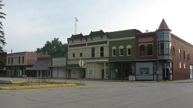 Buildings on the western side of Broadway immediately south of the Yates Street intersection in Newman , Illinois , United States .