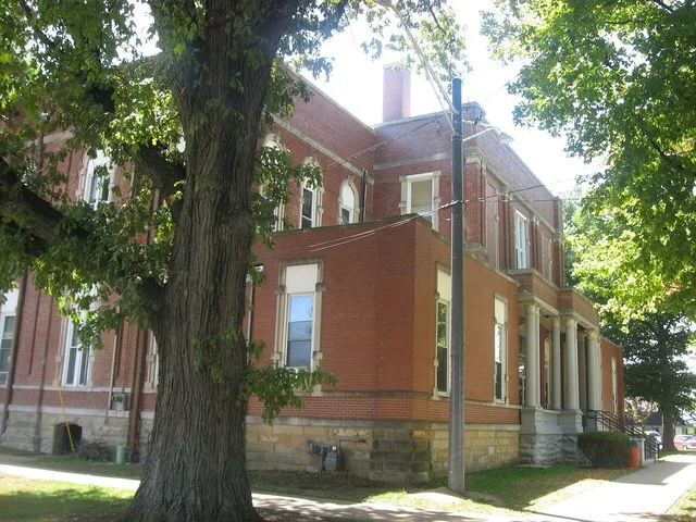 Front of the Jasper County Courthouse , located along Illinois Routes 33 and 130 on Courthouse Square in Newton , Illinois , United States . It was built in 1877.