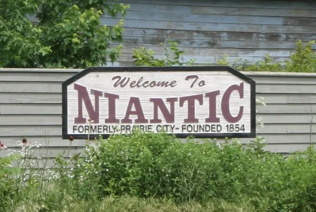 Welcome_to_Niantic_Illinois sign
